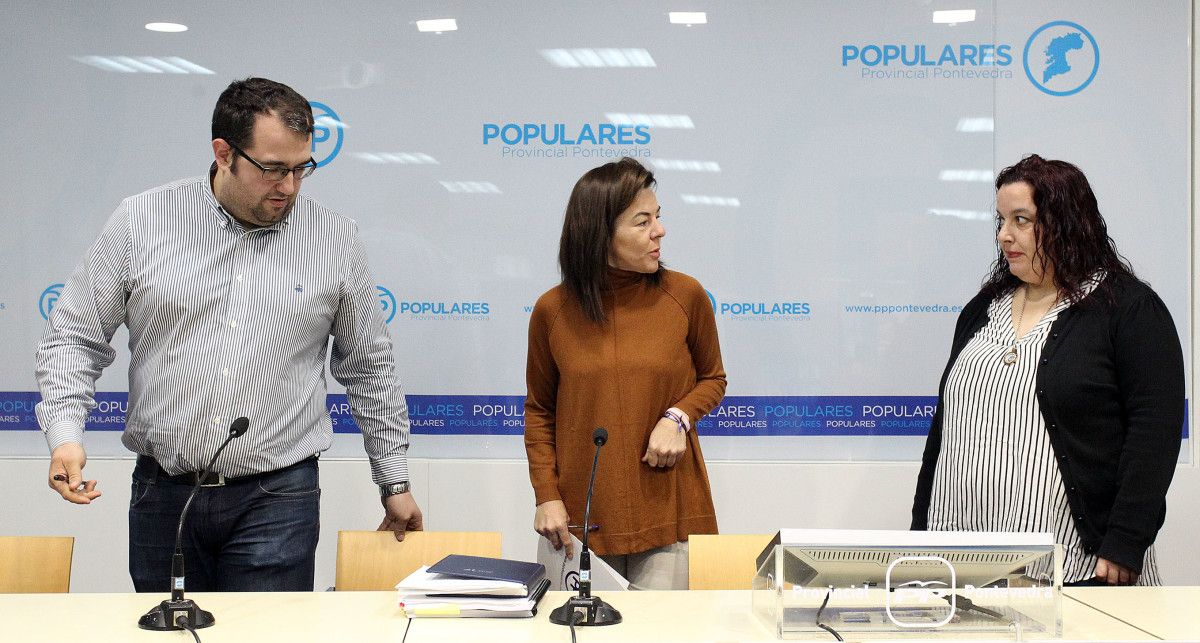 Marián García (centro) y Ricardo Castro en la sede provincial del PP