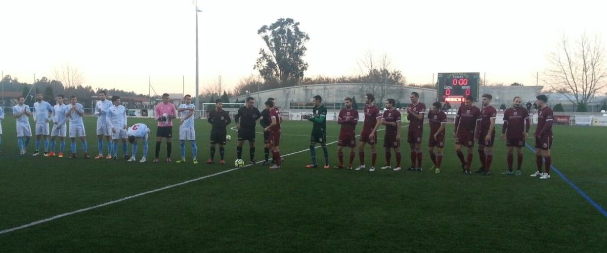 Os xogadores de Compostela e Pontevedra saúdanse antes de comezar o amigable na Estrada