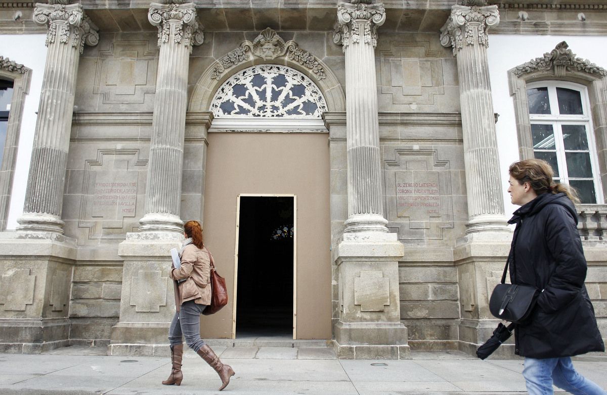 La vieja Casa Consistorial de la Plaza de España, sin puertas