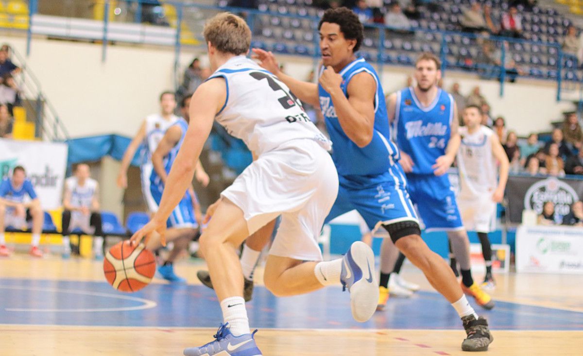 Partido entre Melilla Baloncesto y Peixe Galego