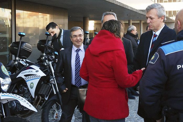 O alcalde de Ponte Caldelas, Andrés Díaz, ao fondo e Alfonso Rueda, vicepresidente da Xunta