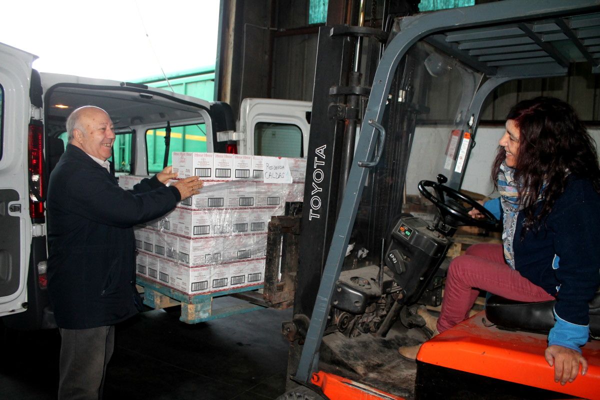 Traslado de alimentos da Fundación Amigos de Galicia ao Asilo de Anciáns de Caldas
