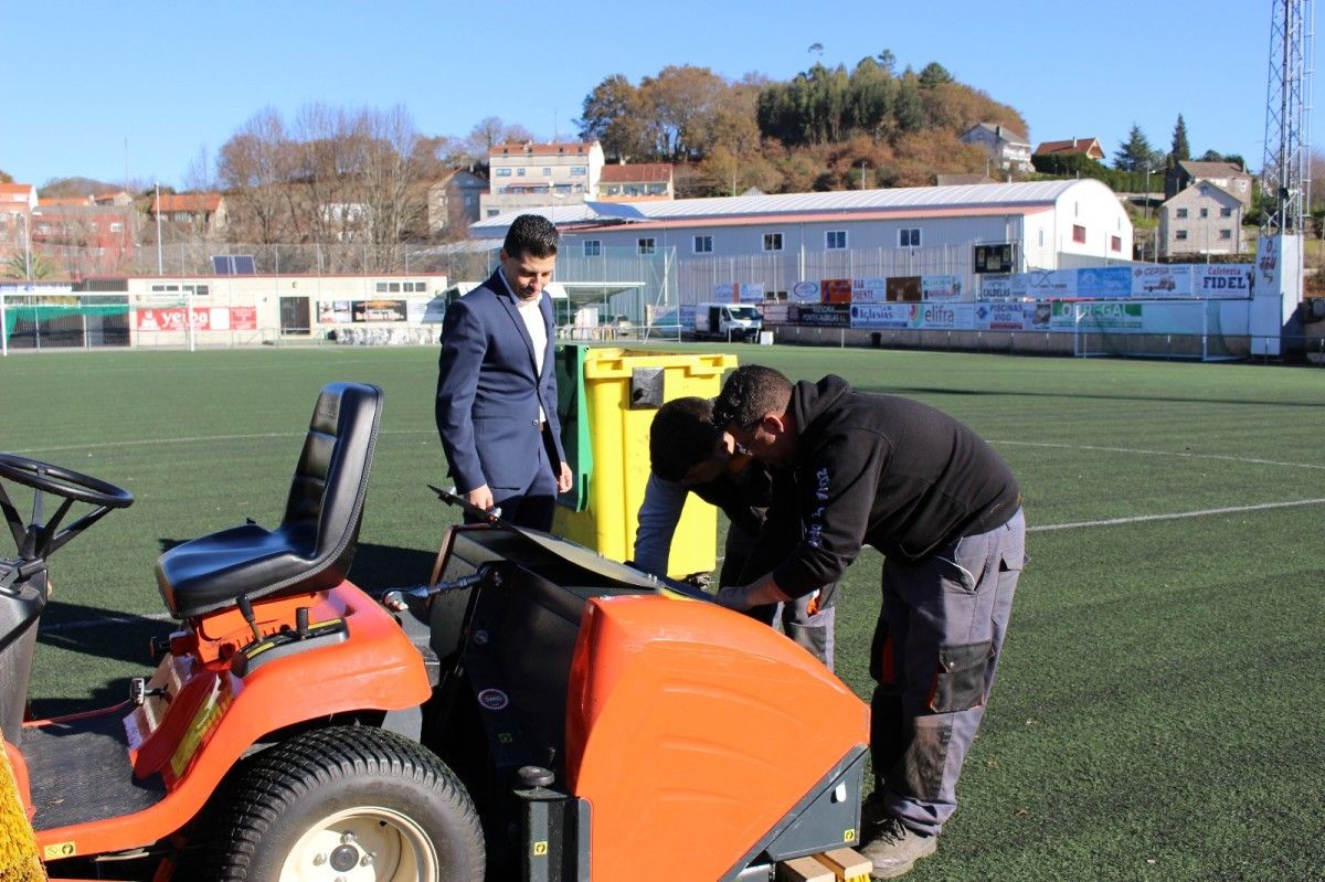 Trabajos de mantenimiento del campo de hierba sintética de A Barcia