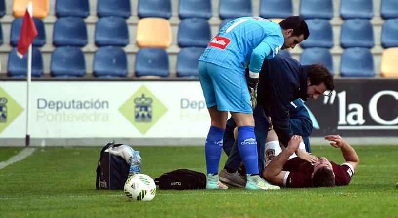 Mario Barco resultou lesionado no partido Pontevedra-Guijuelo en Pasarón