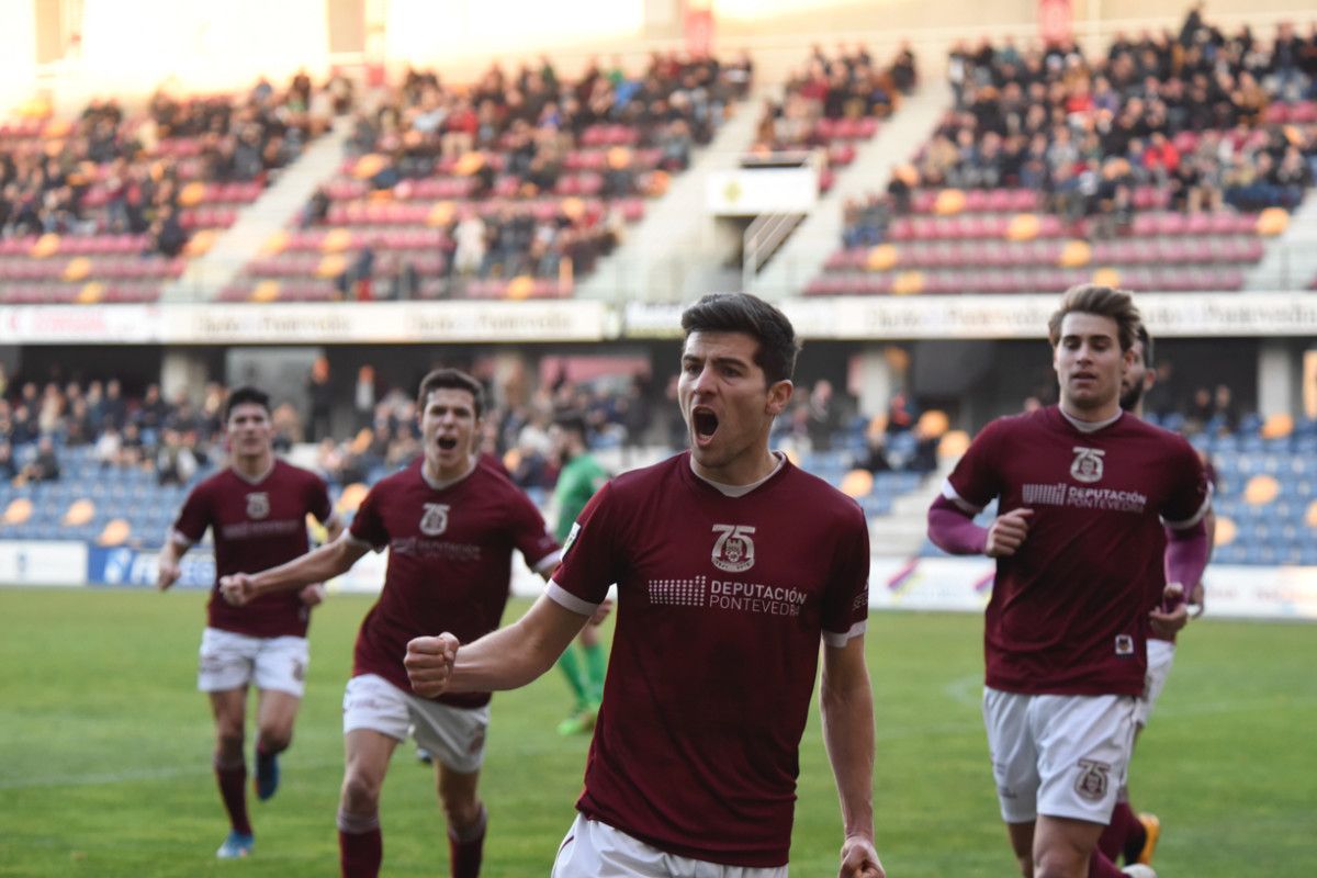 Bonilla celebra cos seus compañeiros o primeiro gol do Pontevedra sobre o Guijuelo en Pasarón