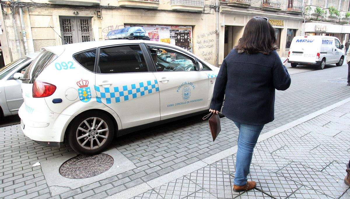 Patrulla de la Policía Nacional en la calle Michelena