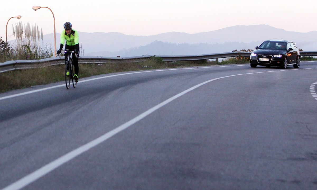 Tráfico y ciclista por la PO-546, la carretera vieja de Marín
