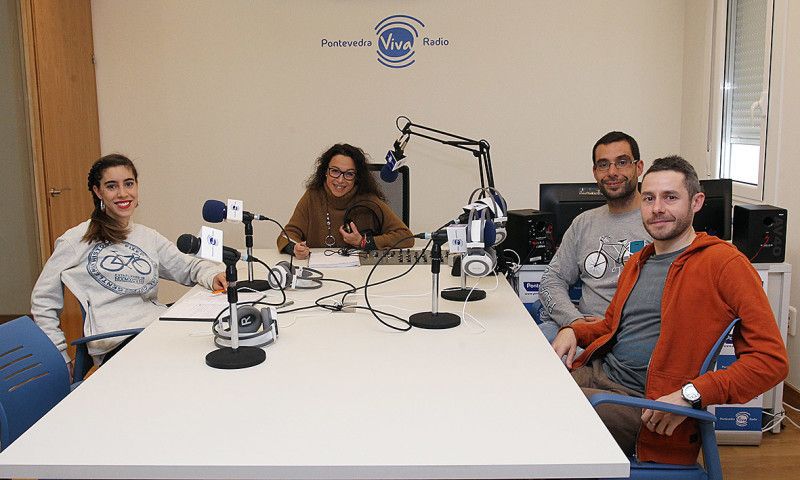Conversas na Ferrería en PontevedraViva Radio con membros de Pedaladas