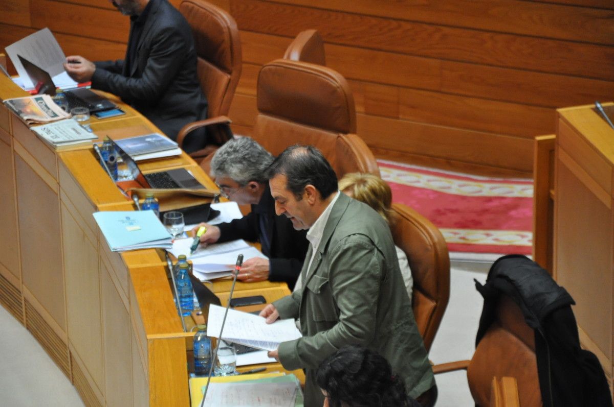 Luís Bará no escano formulando a pregunta ao Goberno galego