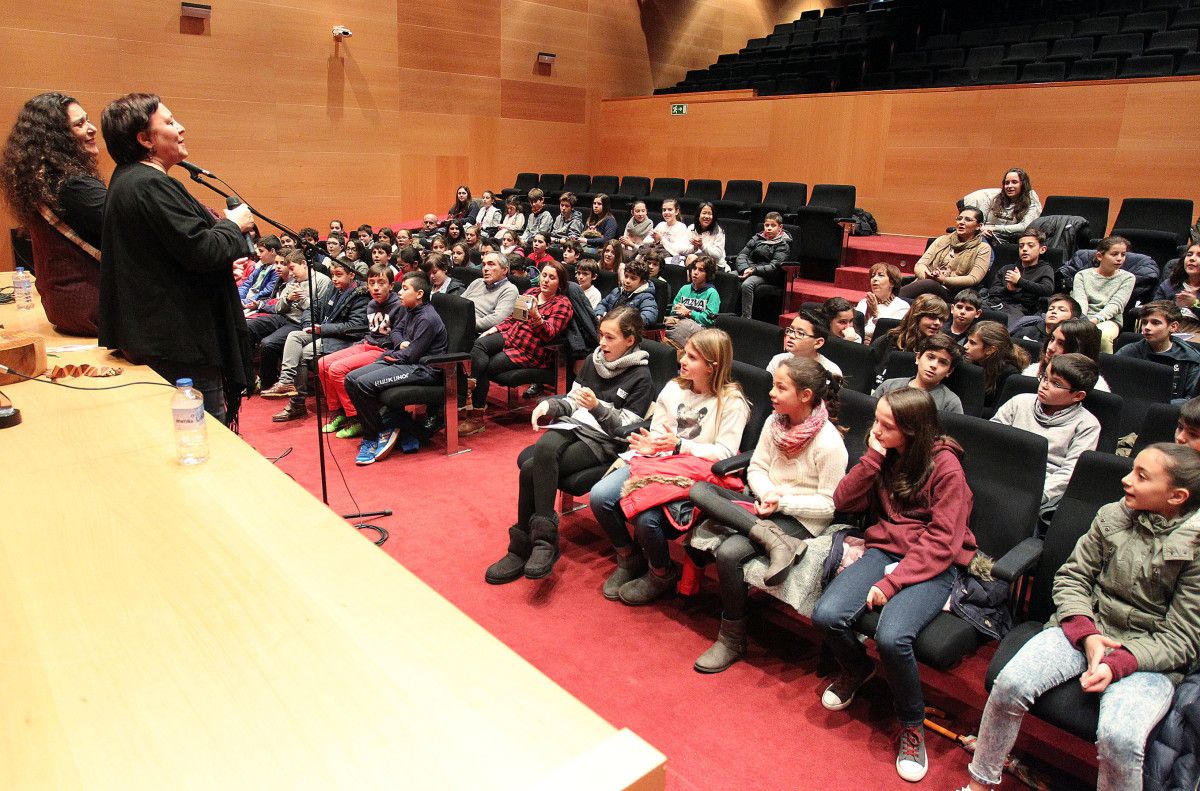 Taller musical para escolares de 'Cantos tradicionais brasileiros' impartido por Kátya Teixeira en Cantos na Maré