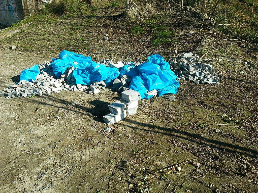 Vertedura de cascallos nas inmediacións do río Gafos