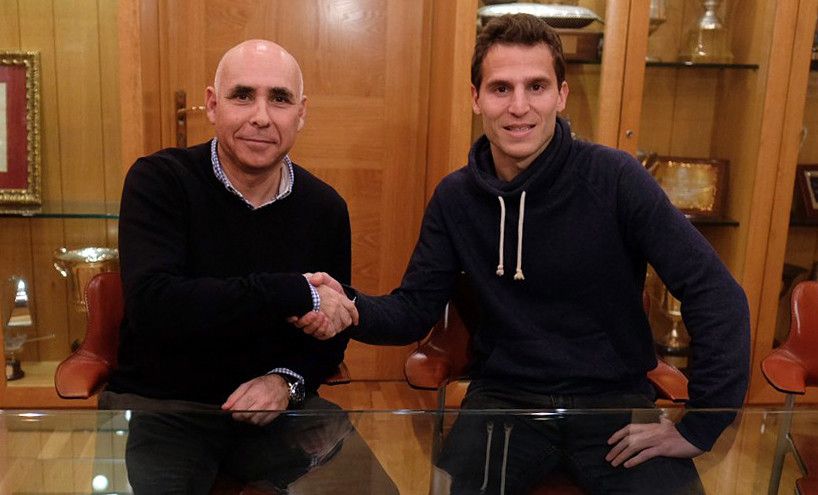 Jagoba Beobide (dereita) firmando o seu contrato co Real Racing