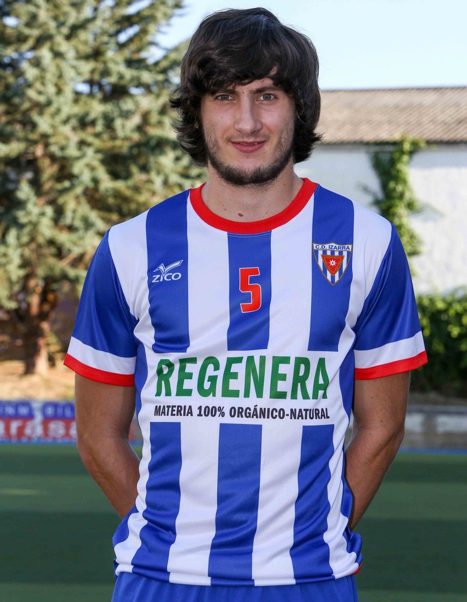 Antón Vilas coa camiseta do Izarra