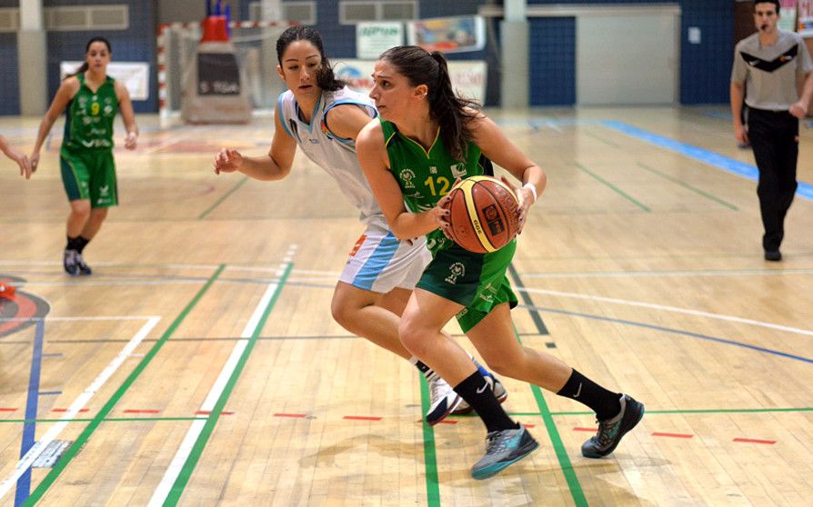 Arantxa Mallou persegue a María Lago nun partido entre Pabellón Ourense e Arxil