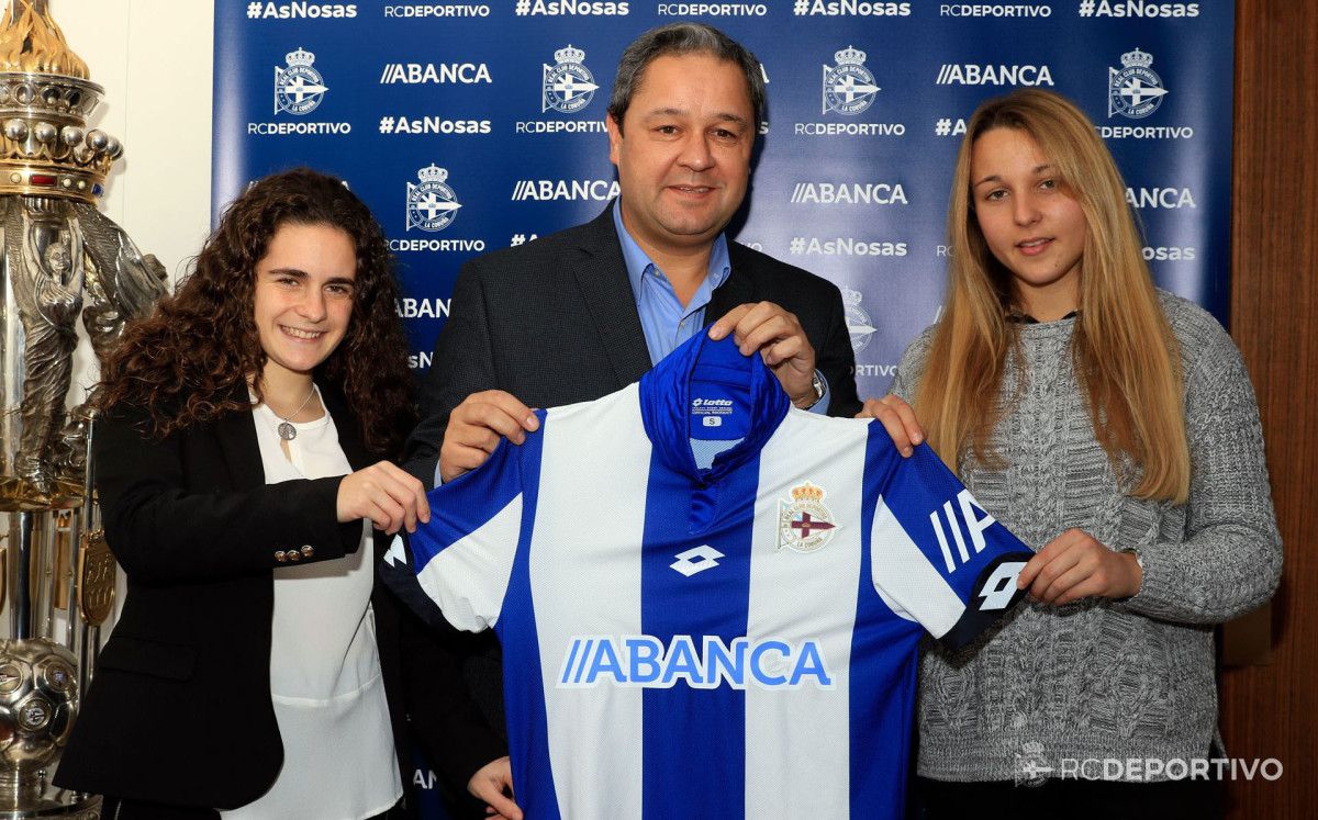 Teresa Abelleira (izquierda) en la firma de su contrato profesional con el Deportivo