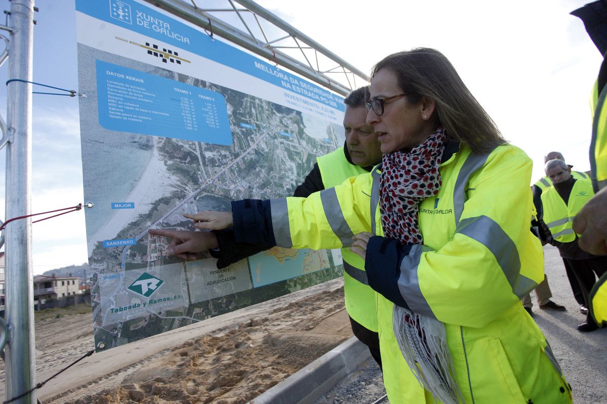 Visita de la conselleira Ethel Vázquez a las obras de la senda peatonal entre A Lanzada y Soutullo