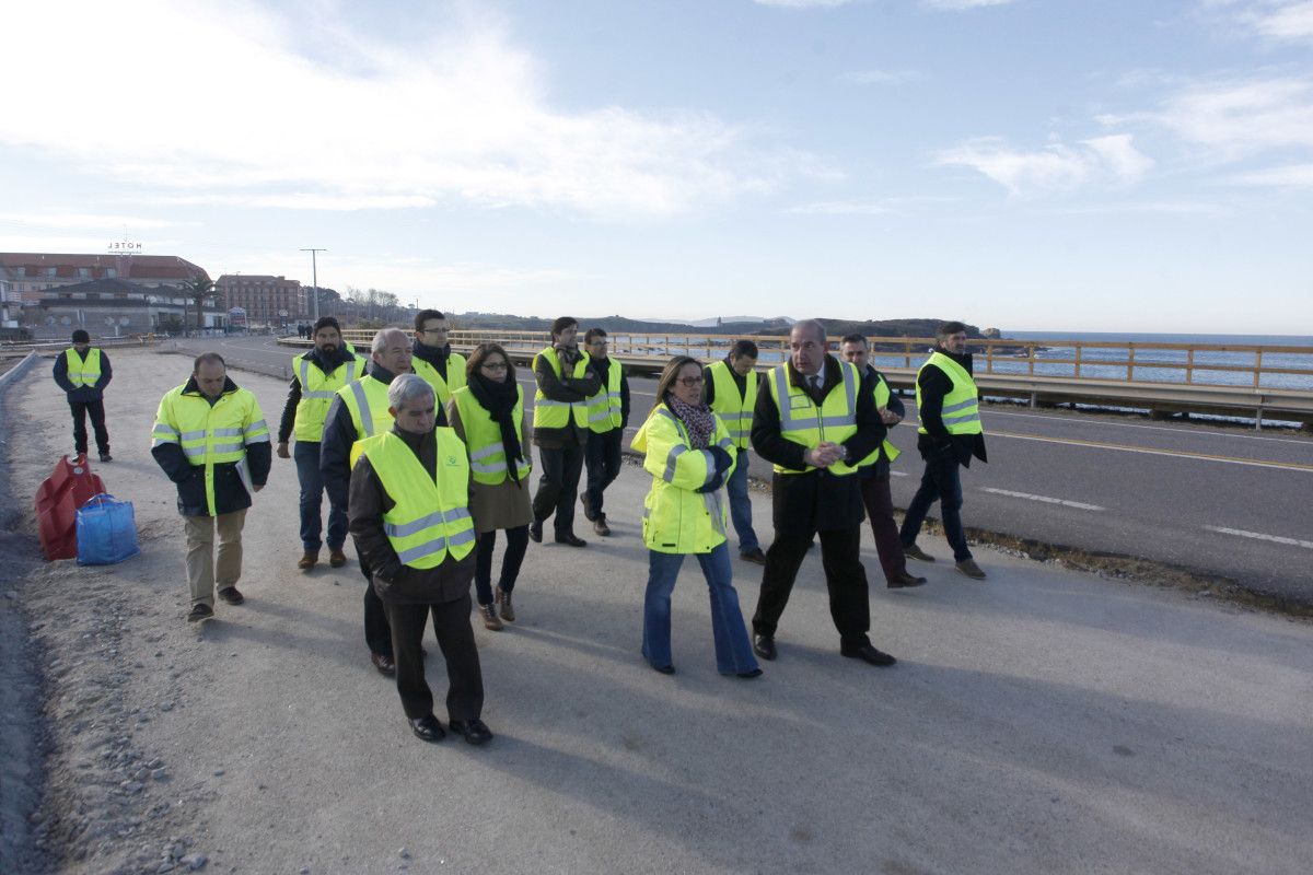Visita da conselleira Ethel Vázquez ás obras da senda peonil entre A Lanzada e Soutullo