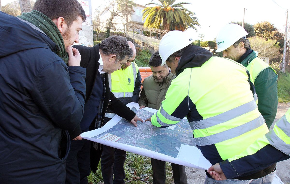 Visita do alcalde ás obras de saneamento en Mourente