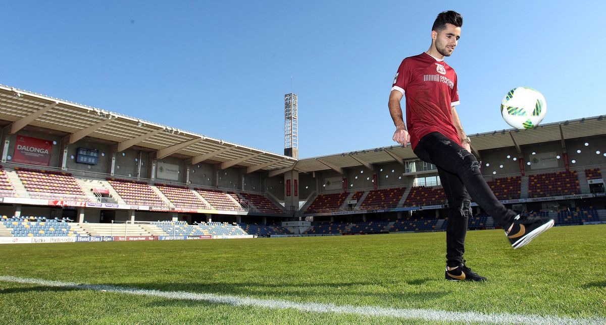 Eneko Eizmendi na súa presentación co Pontevedra