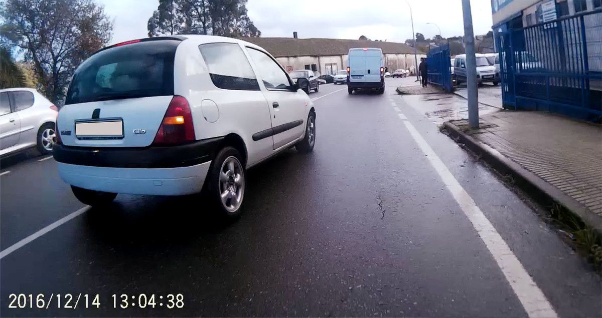 Infracción denunciada por un ciclista na PO-546, a estrada vella de Marín