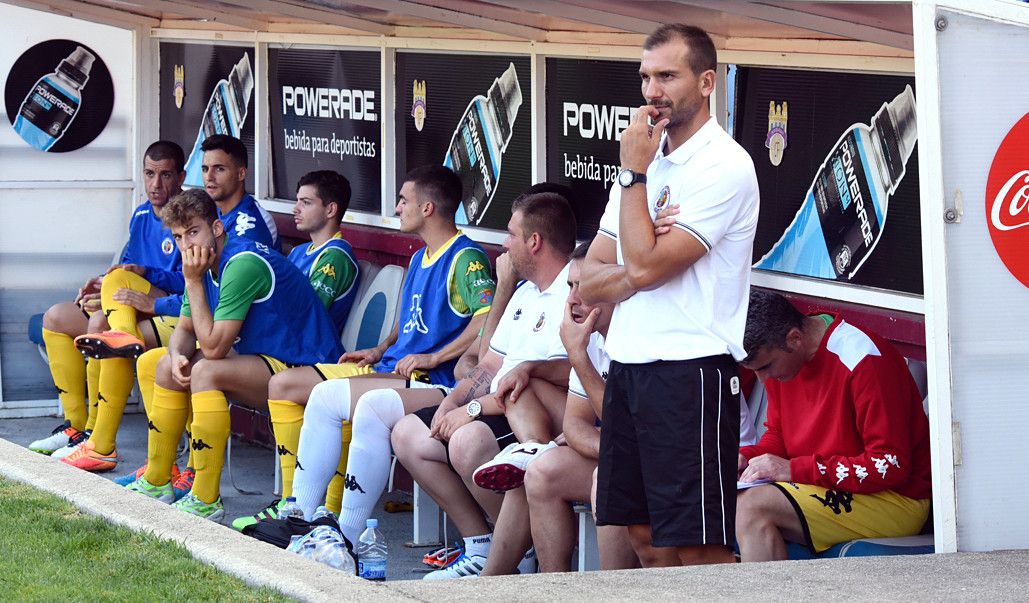 Banco do Palencia en Pasarón, con Óscar de Paula á fronte