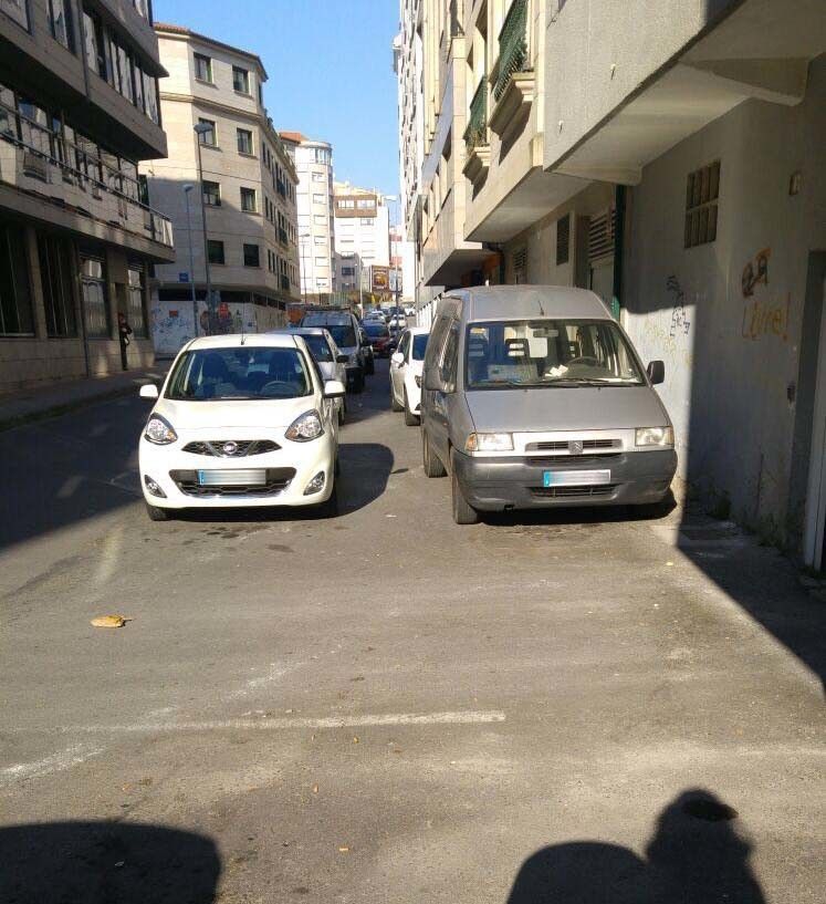 Coches mal estacionados no Gorgullón