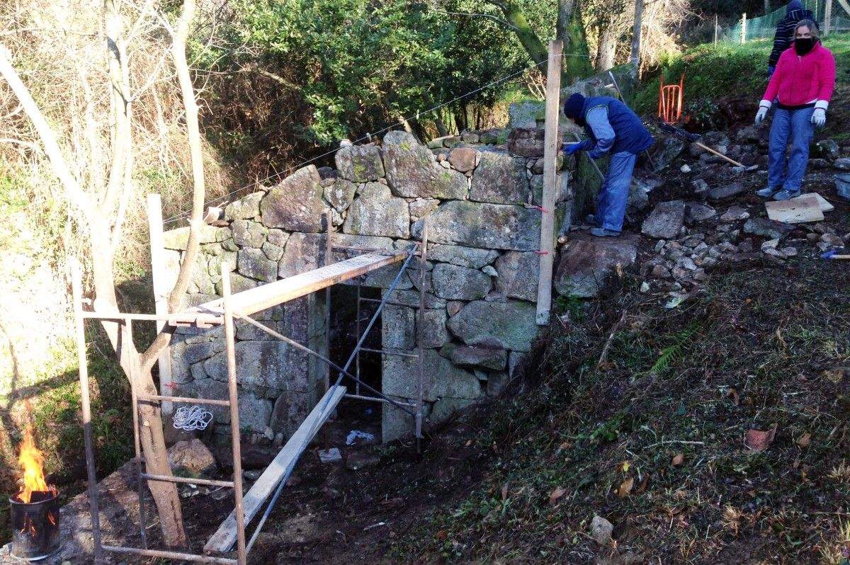 Traballos de recuperación do muíño de Xián, en Dorrón