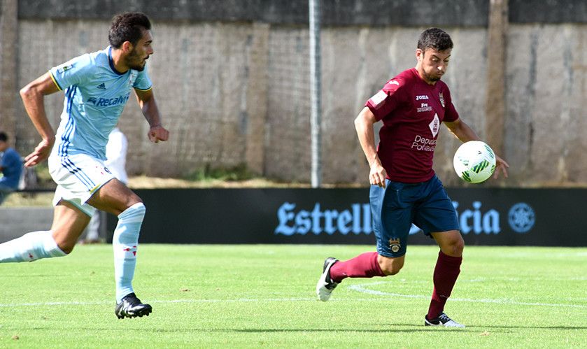 Borja Iglesias persegue a Kevin Presa, que será baixa por sanción