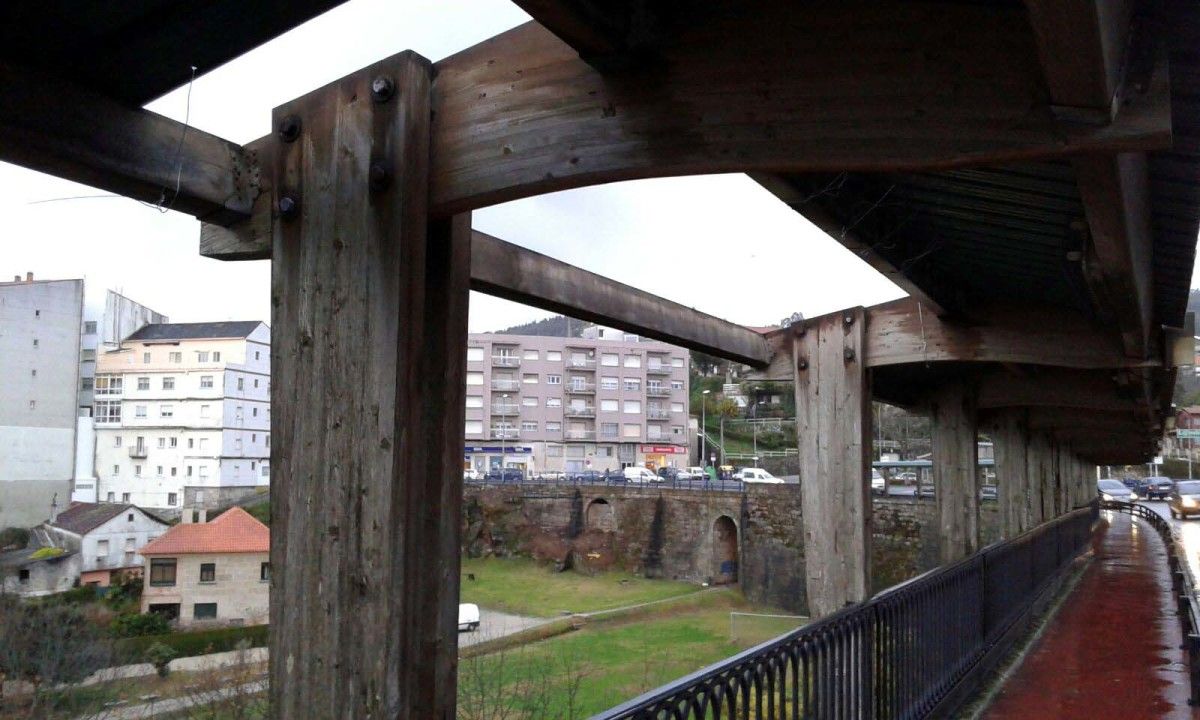 Cuberta danada polo temporal na ponte da Barca