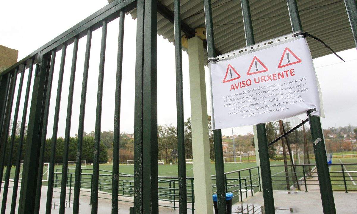 Aviso en el campo de A Xunqueira por la suspensión de actividades debido al temporal