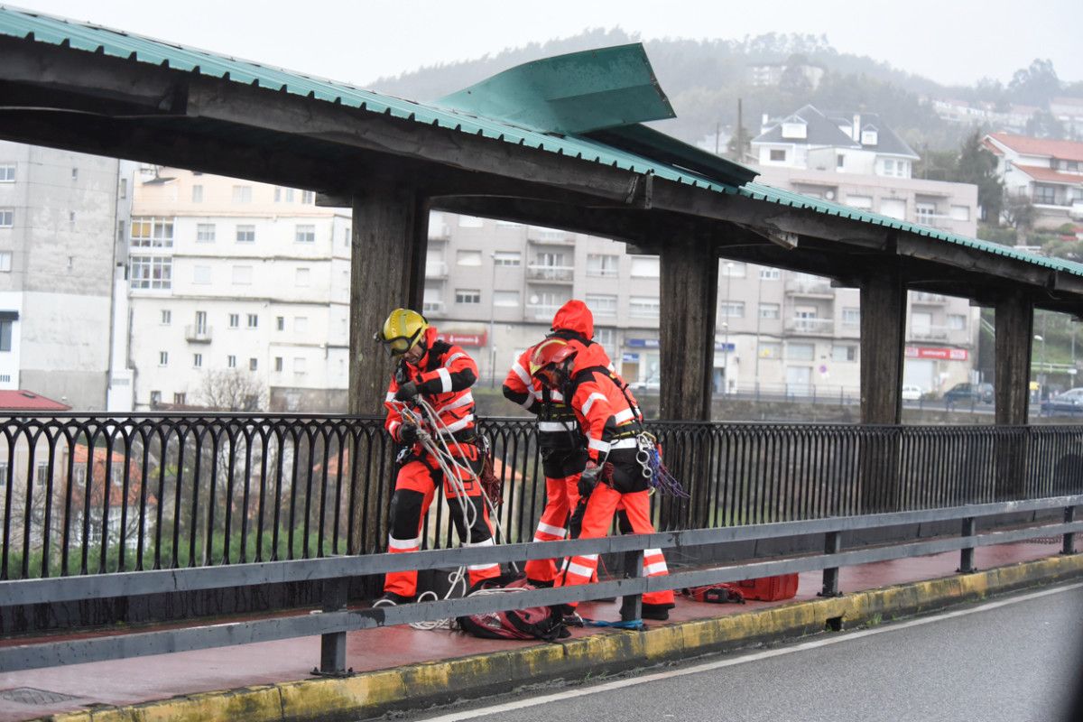 Os bombeiros aseguran a cuberta da ponte da Barca