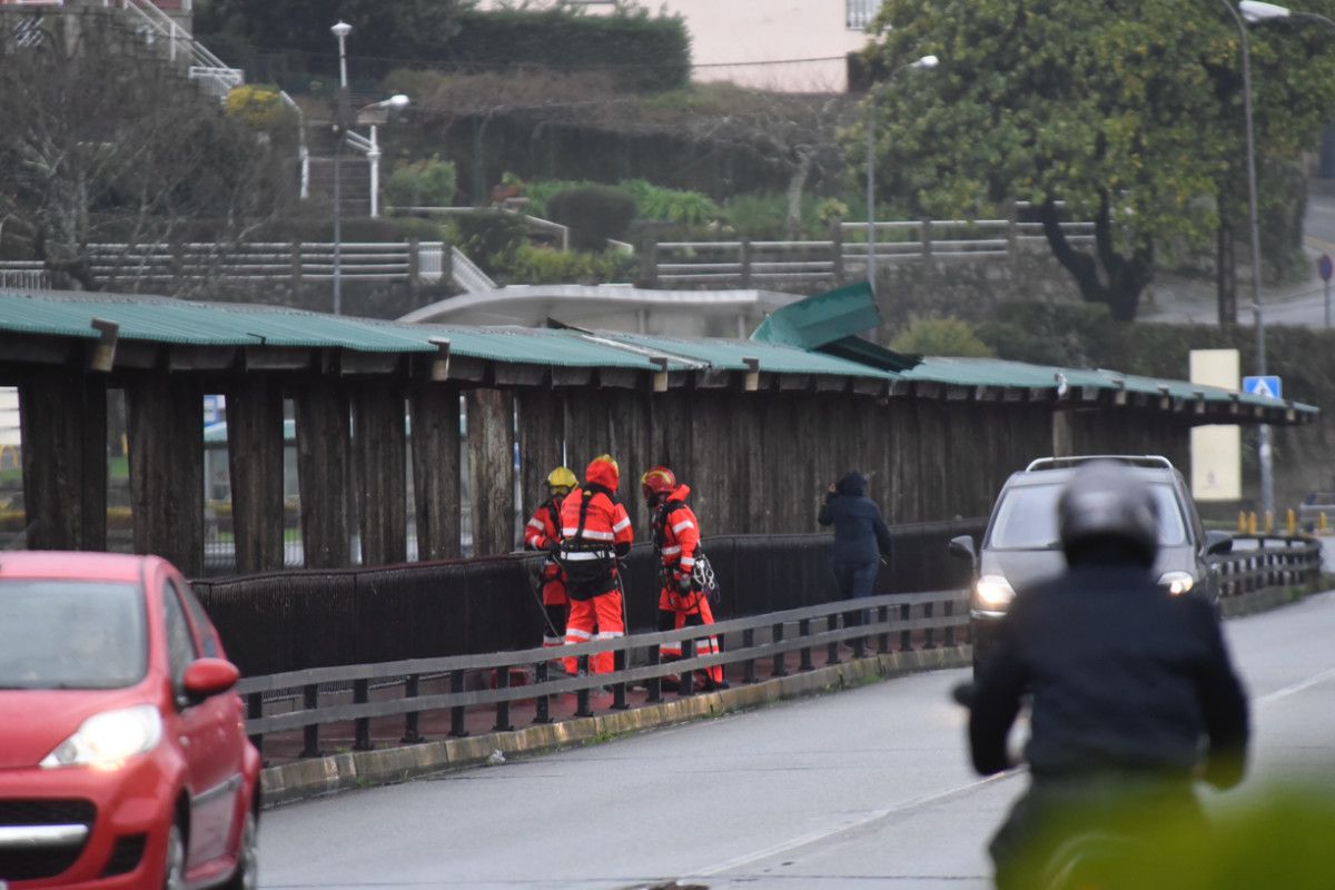 Os bombeiros aseguran a cuberta da ponte da Barca
