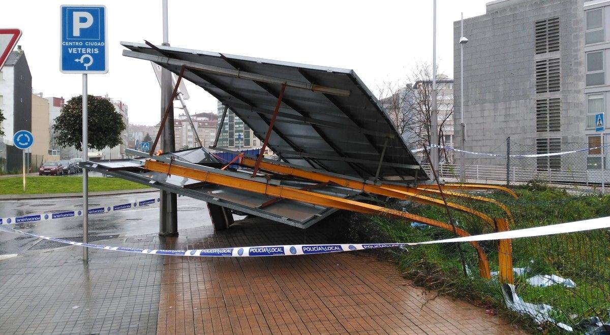 Vallas publicitarias que cedieron por el viento en 12 de Novembro