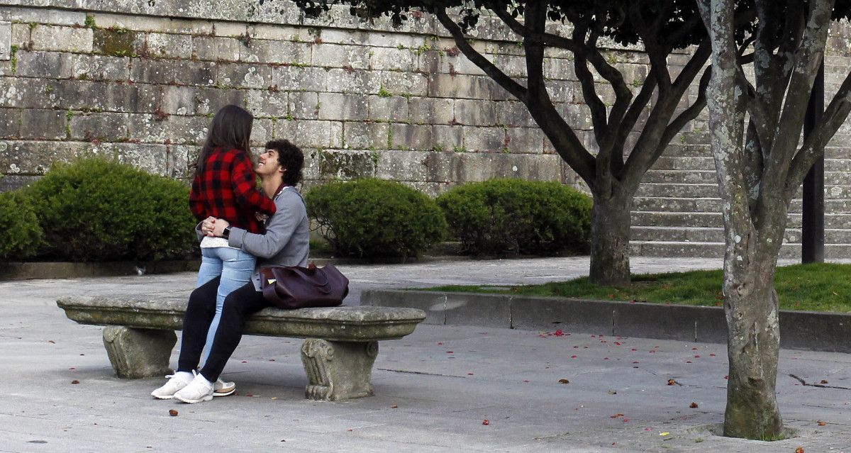 Una pareja en un banco de A Ferrería