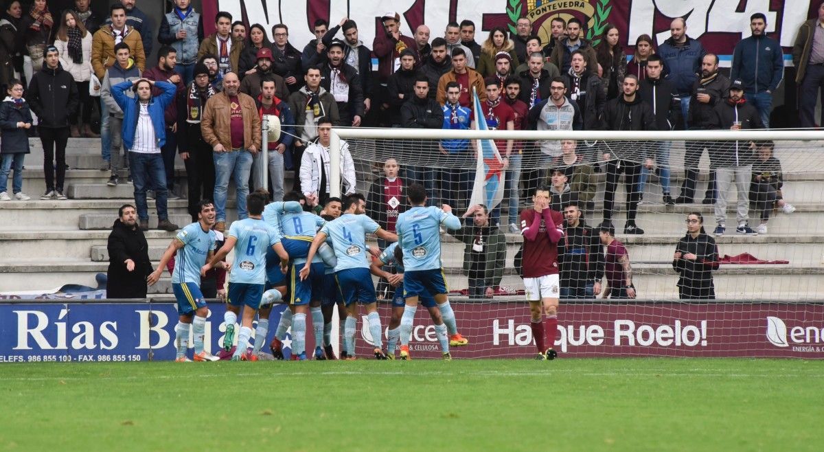 Partido entre Pontevedra e Celta B en Pasarón