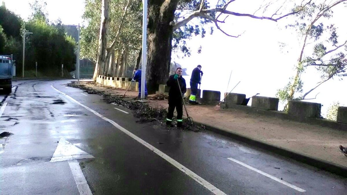 Limpieza de los daños ocasionados por el temporal en Portocelo