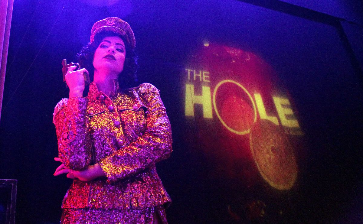 El espectáculo "The Hole", antes y durante la actuación