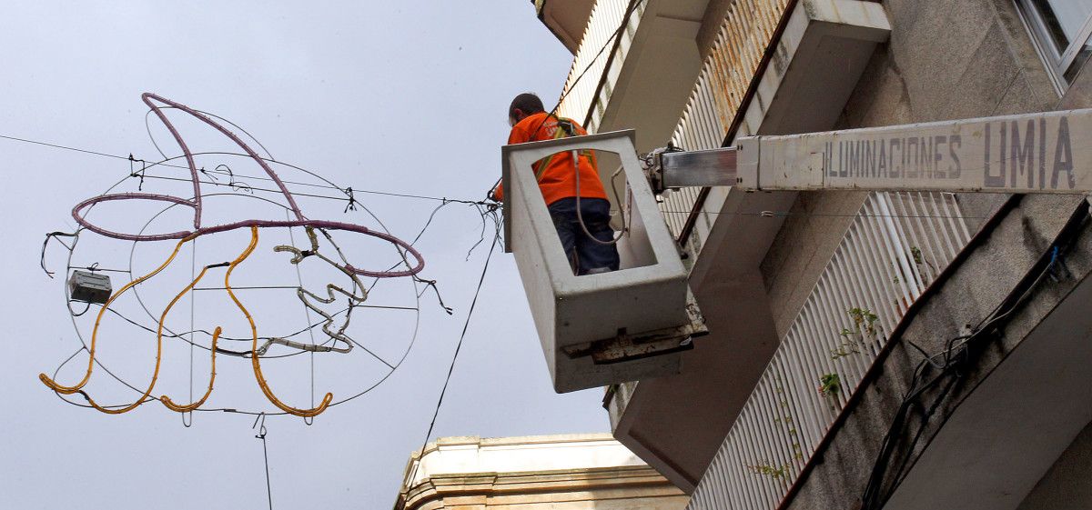 Instalación da iluminación de Entroido Instalación da iluminación de Entroido