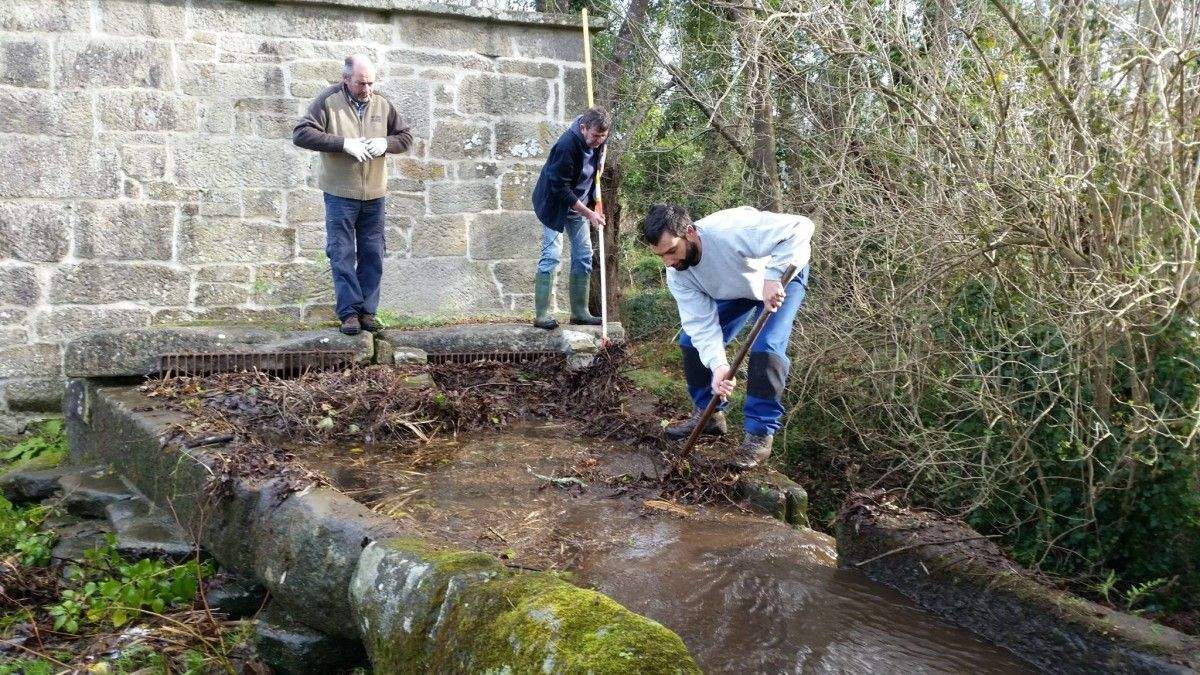 Voluntarios retiran restos dos temporais no cauce fluvial