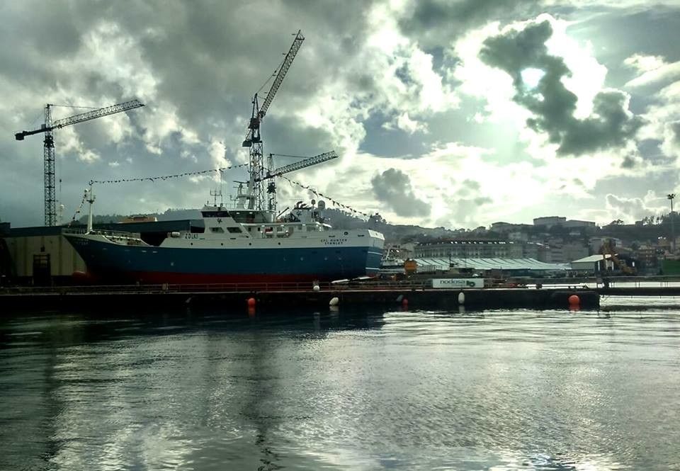 Botadura dun buque palangreiro no porto de Marín