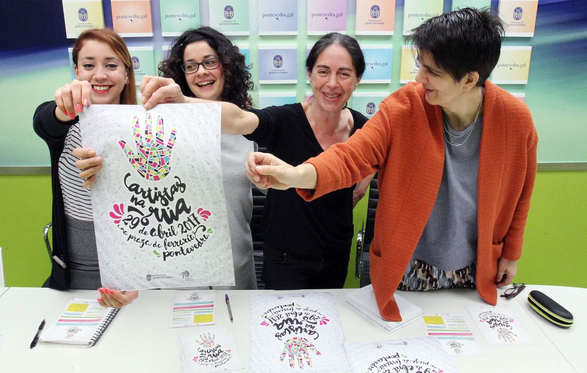 Bea Mazaira e María Rey de MR Xestión Cultural, a concelleira Anxos Riveiro e a decana Silvia García na presentación da iniciativa