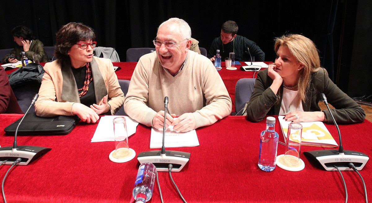 Mosquera, xunto Carme Da Silva e María Rey, no pleno municipal
