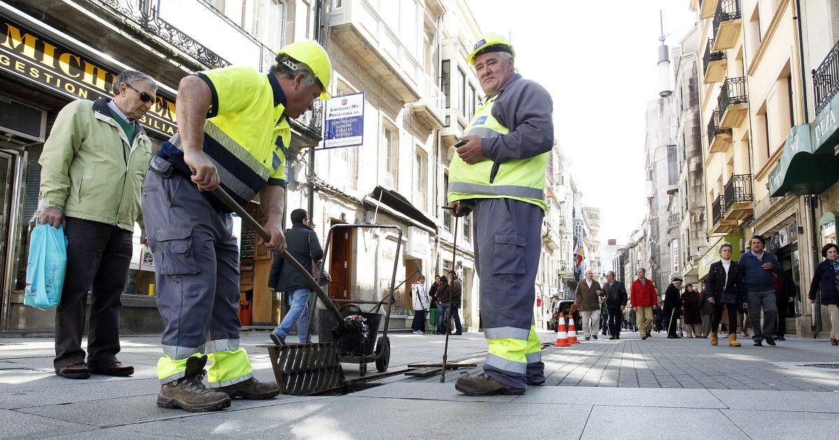 Tareas de limpieza de la red de alcantarillado en Pontevedra