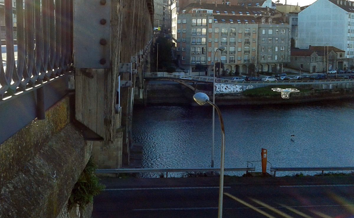 Un dron revisa a estrutura de madeira da Ponte da Barca