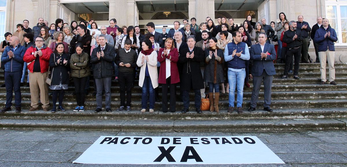 Concentración na Deputación en repulsa do crimen machista de Redondela