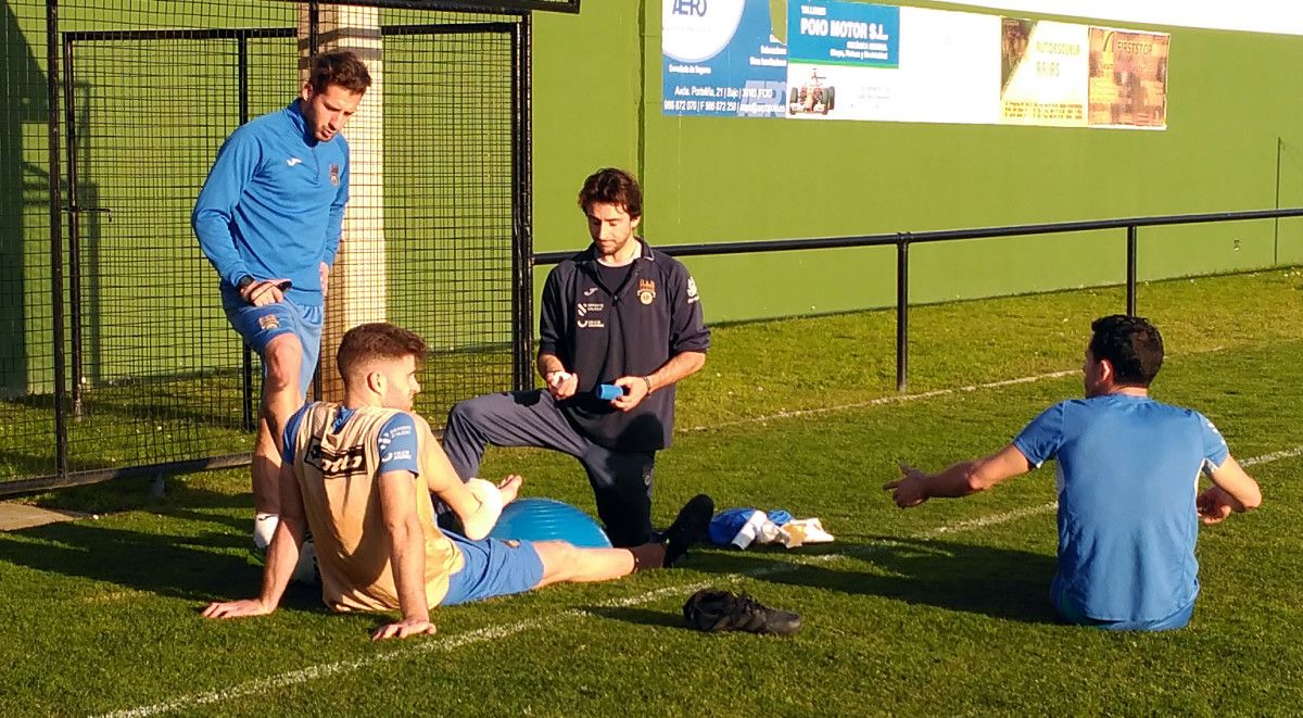 Mario Barco, atendido por Manu Barros no adestramento do Pontevedra en Poio