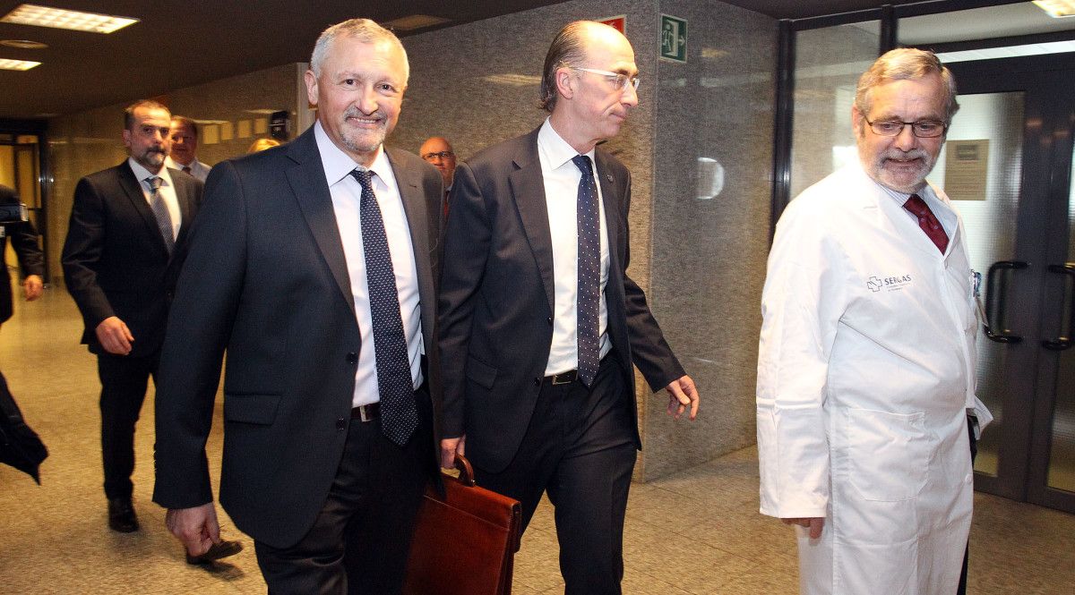 José Ramón Gómez, junto al conselleiro de Sanidade y a José Manuel González