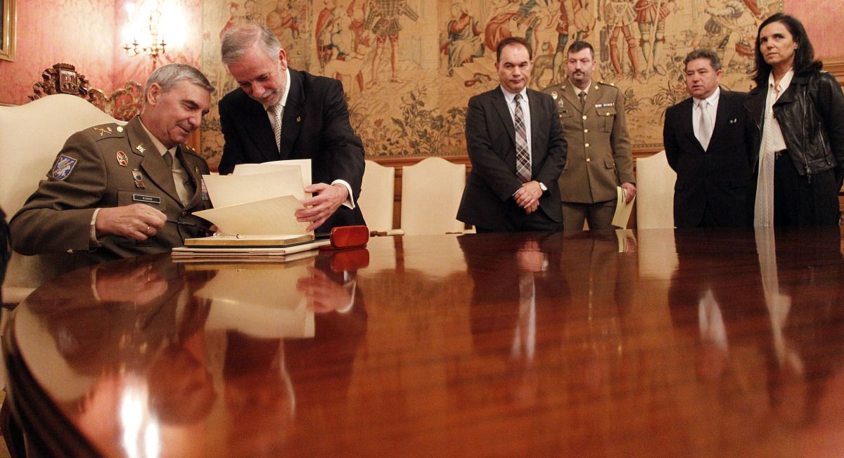 El general Alonso recibió la insignia de oro de los Amigos do Camiño Portugués a la Brilat