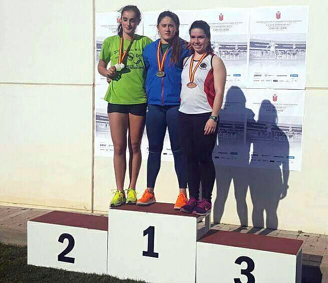 Andra González (izquierda) en el podio del Nacional de Lanzamientos Largos