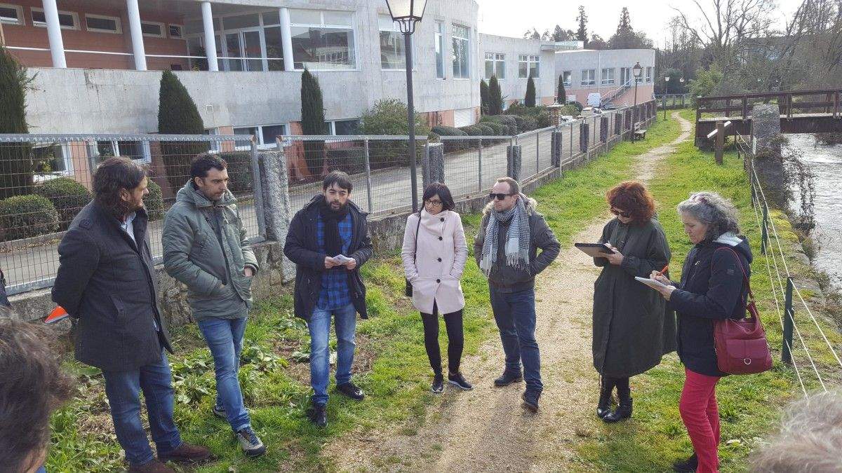 Lidia Senra con los miembros de Veciñanza de Cuntis